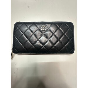 Women's Chanel Quilted Black Leather Zip Wallet One Size